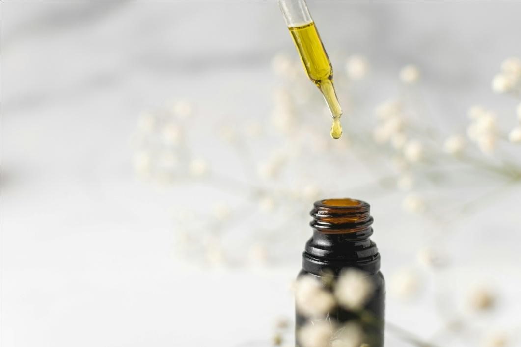 The Complete Guide to CBD Oil Tinctures: Benefits, Dosage, and Usage